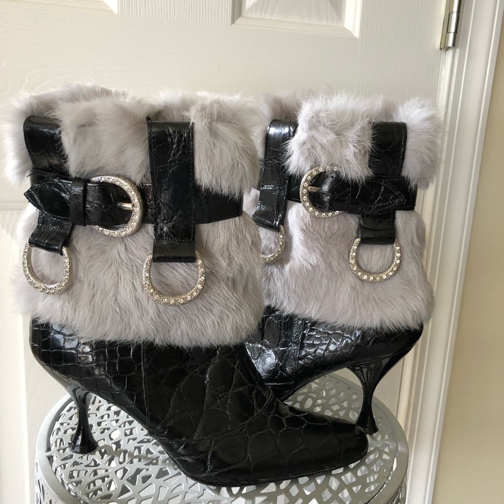 Vero Cuoio Black Alligator and Fox Fur Ankle Boots